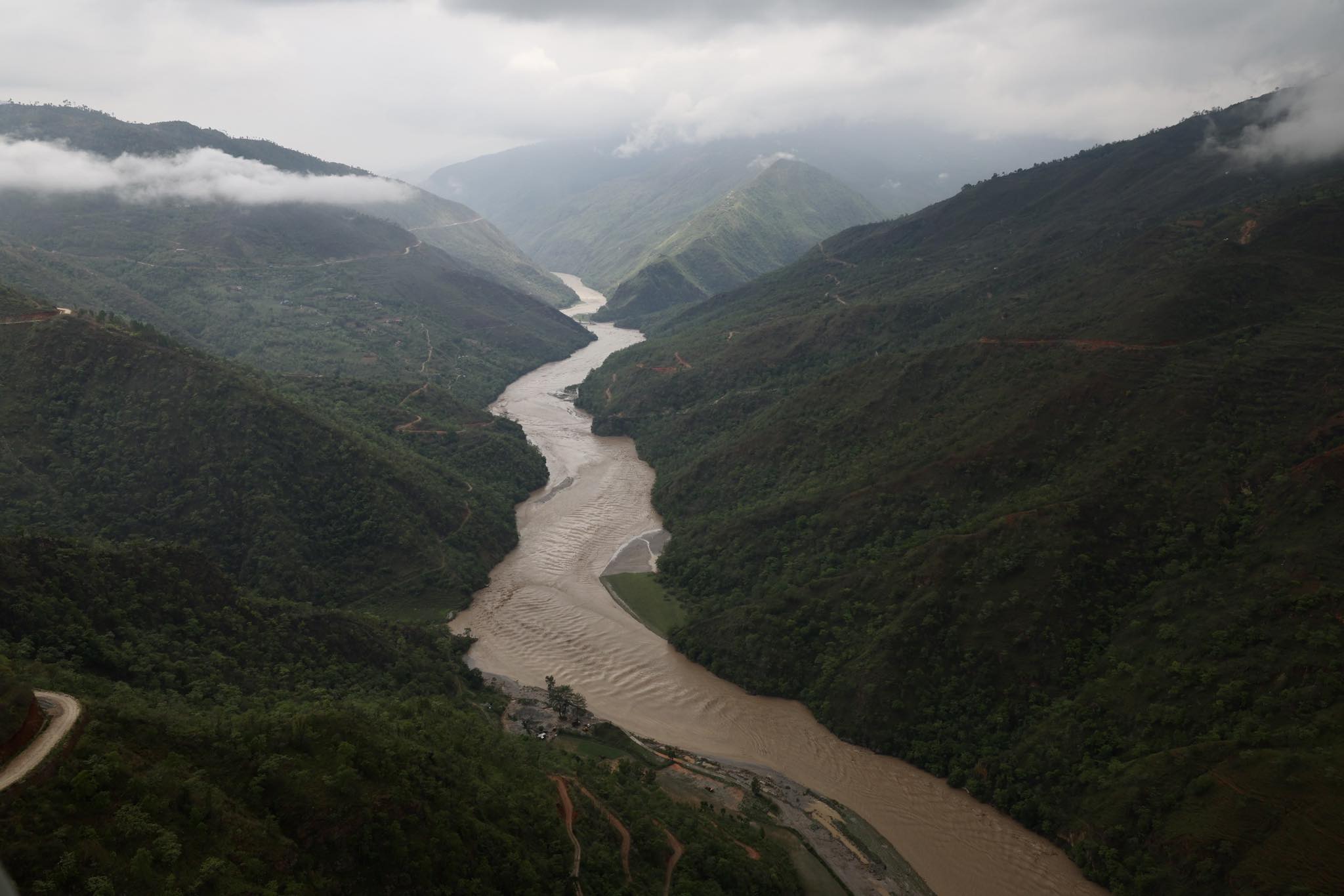 तमोर खोलामा नुहाउने क्रममा युवक बेपत्ता